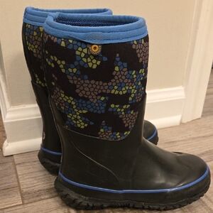 Kids BOGS Waterproof Boots with Blue and Black Pattern